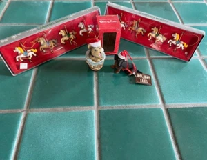 Lote de 2 paquetes de adornos navideños para perros y ponis Enesco CARRUSEL CABALLOS - Imagen 1 de 4