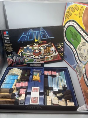 Hotel Spiel | MB Spiele | schwarze Ausgabe | vollständig inkl. Laternen - Bild 1 von 4