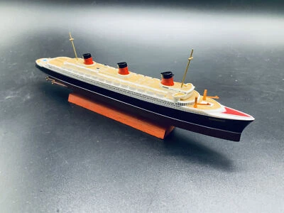 NORMANDIE cruise ship model 1/1250 - Image 1 of 4