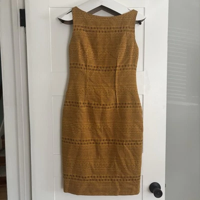 Vestido Vaina Lela Rose Mostaza Sin Mangas, Plisado, Texturizado. Lana, forrada de seda Foto 1 de 4