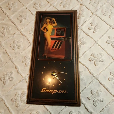 Reloj de Pared Vintage Herramientas a Presión Modelo Pinup Niña 23"X11" Años 80 Retro Mancave Shop Foto 1 de 4