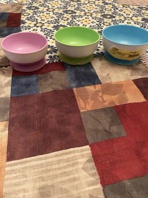 Munchkin Stay Put Ventosas para Bebé y Niño Pequeño, Paquete de 3, Azul/Verde/Púrpura Foto 1 de 4