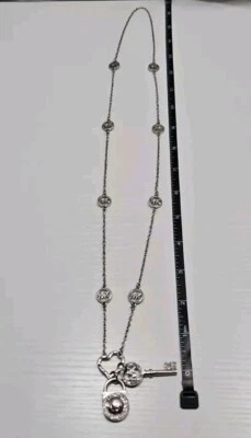 Collar Michael Kors tono plata con corazón, cerradura, llave y logotipo 16 pulgadas Foto 1 de 4