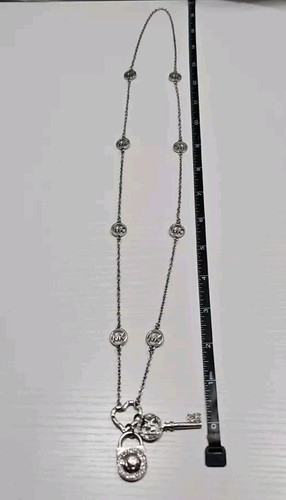 Collana Michael Kors tono argento con cuore serratura chiave e logo 16 pollici