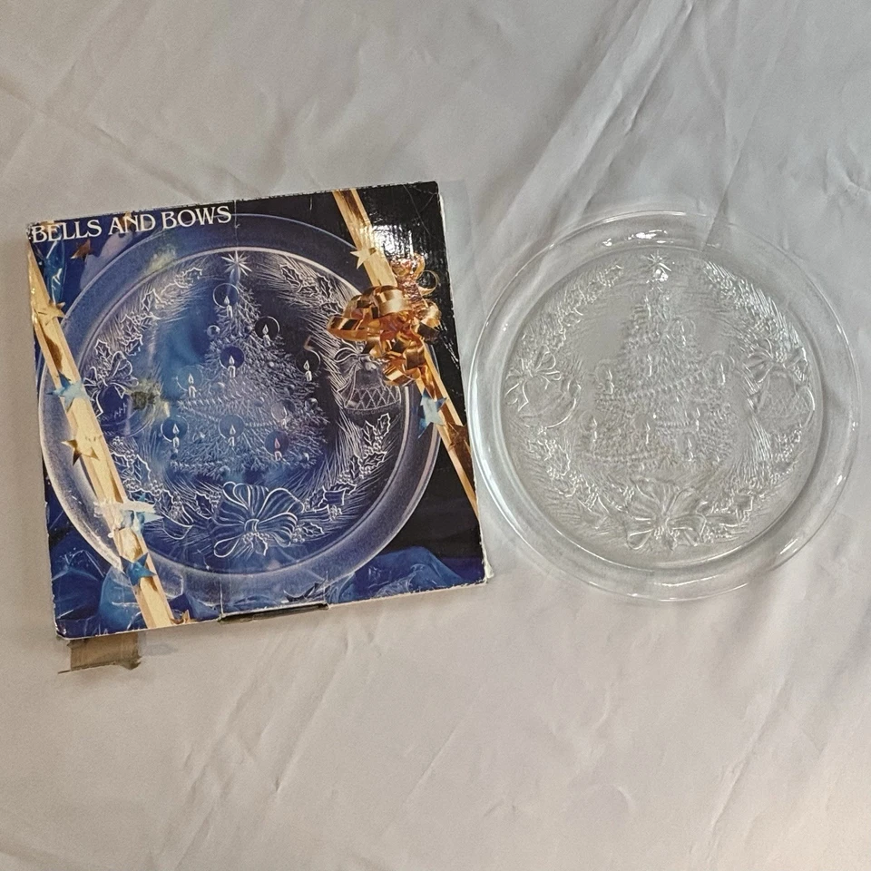 Plato de Navidad de colección Duralex “Campanas y Arcos” 13 pulgadas vidrio templado Francia  Foto 1 de 4