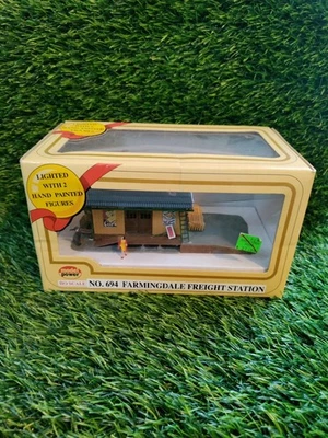 MODEL POWER #694 HO SCALE FARMINGDALE FREIGHT STATION BUILT UP LIGHTED 2 FIGURES - Image 1 of 4