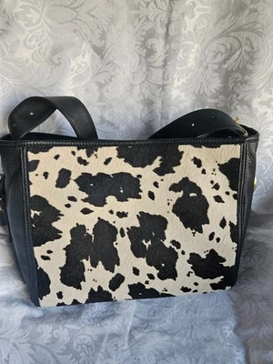 Nuevo con etiquetas Bolso Hobo International de cuero con estampado de vaca de becerro blanco y negro Foto 1 de 4