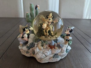 DISNEY MICKEY MOUSE HOME ON THE RANGE GLOBO DE NIEVE LUCES MÚSICA MINNIE PETE WDW - Imagen 1 de 12
