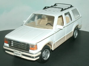 Ford Explorer 1992 modelo diecast vehículo SUV (8") Maisto 31906 blanco escala 1/24 - Imagen 1 de 8