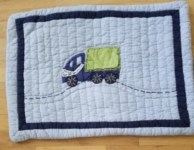 Camión de retazos acolchado estándar para niños The Bombay Company funda de almohada Foto 1 de 2