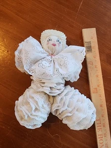 Bambola vintage fatta a mano pizzo centrino testa di perline unica - Foto 1 di 15