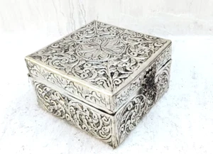 Joyero artesanal de latón metal diseño floral en relieve diseño de forma cuadrada - Imagen 1 de 8