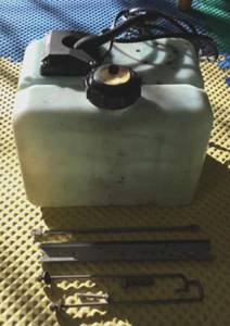 Evinrude Johnson OMC 2 Stroke Oil Tank With Sensor 1.8 Gallon P/N 5008617 Mount - Bild 1 von 5
