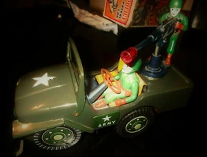 AMAZING TIN DESERT PATROL ARMY JEEP BATTERY OPERATED BY T.N JAPAN FROM 60s - Picture 1 of 5