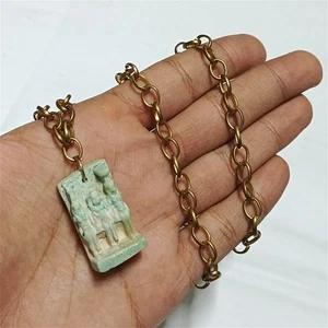 Joyería inspirada en artefactos egipcios - Colgante de piedra jeroglífica en cadena de latón - Imagen 1 de 10