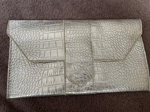 JJ Winters Nikki Gold Platinum Clutch Curateur Winter 2021 $79 NWT - Picture 1 of 1