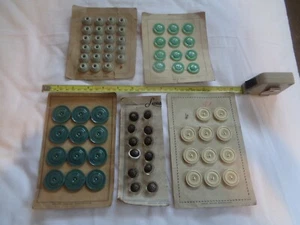 70 BOTTONI VINTAGE MAI USATI SULLE LORO 5 CARTE ORIGINALI MADE IN ENGALND - Foto 1 di 4