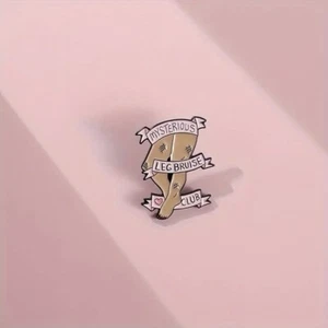 Mysterious Leg Bruise Club - Enamel Pin - Like A Peach - Ehlers-Danlos EDS Funny - Imagen 1 de 4