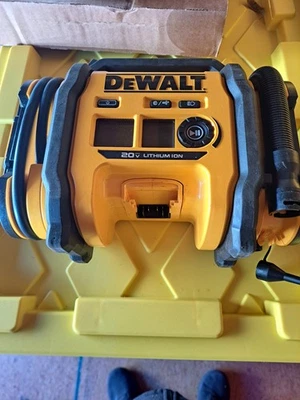 Inflador de aire inalámbrico DEWALT DCC020IB 20V Max Foto 1 de 3
