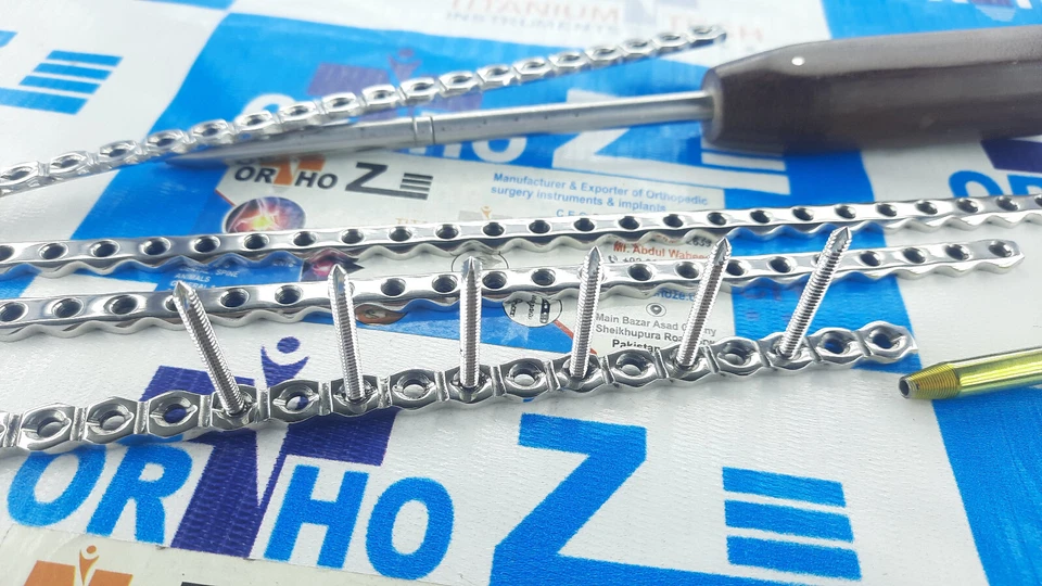 ORTHO ZE 3.5mm Locking 30 holes Vet plates & LCP screws 106 pcs Stainless Steel 316L