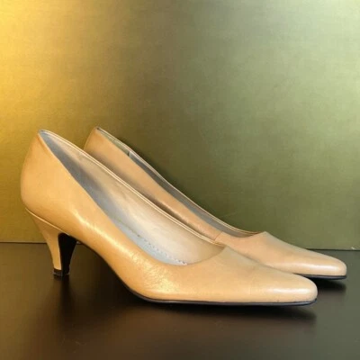 Vintage Y2K Naturalizer Tan Leather Kitten Heels - Image 1 of 4