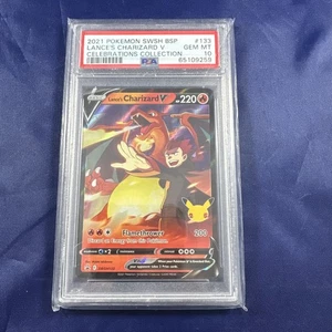 Promo Celebrazioni Pokemon 2021 #SWSH133 Lance’s Charizard V PSA 10 Gemme Ottime Condizioni - Foto 1 di 2