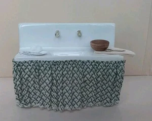 Fregadero de cocina miniatura para casa de muñecas 1920 con falda accesorios antiguos escala 1:12 - Imagen 1 de 6