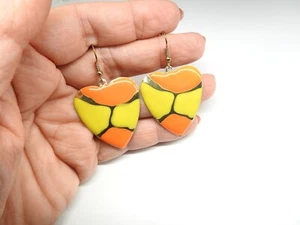 Pendientes perforados de corazón de metal amarillo naranja esmaltado tono dorado vintage - Imagen 1 de 4