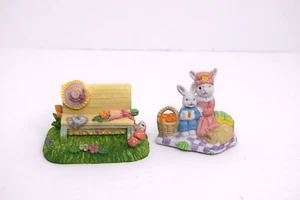 Juego de 2 figuras de Pascua de cerámica conejitos y banco vintage - Imagen 1 de 6