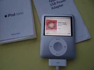 Apple iPod Nano 3rd Generation A1236 Silver 4GB PARTS NEEDS BATTERY - Picture 1 of 9