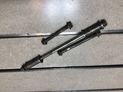 Suzuki DS80, pernos de montaje del motor, juego de pernos y espaciadores de montaje del motor OEM Foto 1 de 2