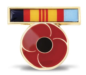 2649 REMEMBER THEIR SERVICE VIETNAM RIBBON POPPY 25MM LAPEL PIN ON CARD ANZAC - Picture 1 of 1