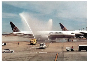 Continental Boeing 777 224 Celebra Il Pensionamento Del Capitano Cartolina Aerea - Picture 1 of 2