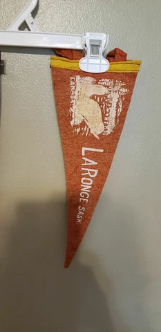 LARONGE SASK CANADA 50'S? WOOL VINTAGE RETRO PENNANT WITH HOLDER Cover
