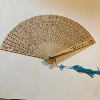 Ventilador plegable Sensu calado beige con borlas azules Foto 1 de 4