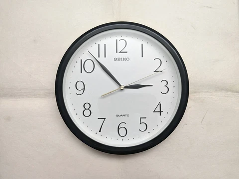 *NICE VINTAGE*  SEIKO 9" Wall Clock QXA071 - Round Frame, Black & White, Quartz Cover