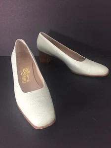 Ferragamo Damenschuhe 7,5 AA hellgrün Leder 2"-Absatz Pumps - Bild 1 von 9