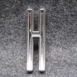 1957 CHRYSLER Windsor New Yorker Hood Emblem Letter H 1686532 Chrome OEM 68990 - Foto 1 di 6