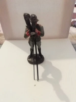 MAẞEFIGUR SOLDAT  IN UNIFORM, STAHLHELM MIT SCHERENFERNROHR 7 cm WK2 - Bild 1 von 4