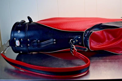 Bolsa de palos de golf Ram de cuero rojo y negro Foto 1 de 4