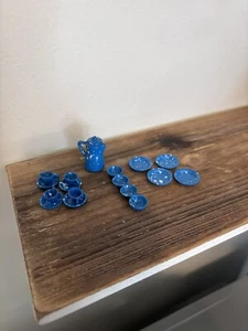 Vintage 18 Stück Puppenhaus Miniatur blau weiß gesprenkelt Emaille Teekanne Geschirr - Bild 1 von 5