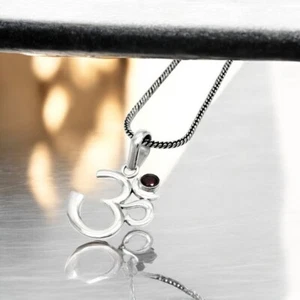Garnet Stone 925 Silver Artisan Engagement Boho OM Ethnic Bezel Daughter Pendant - Imagen 1 de 7
