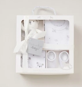 SET REGALO NEONATO UNISEX IN SCATOLA BIANCO LAYETTE VESTITI RAGAZZI 0-3 MESI - Foto 1 di 8