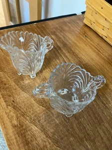 Juego de crema y azúcar de vidrio pequeño antiguo vintage de 3 pulgadas - Imagen 1 de 7