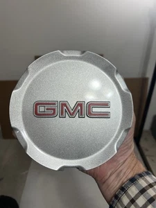2010 - 2015 GENUINE GMC Terrain Center Cap P/N 9597973 Silver OEM - Picture 1 of 3