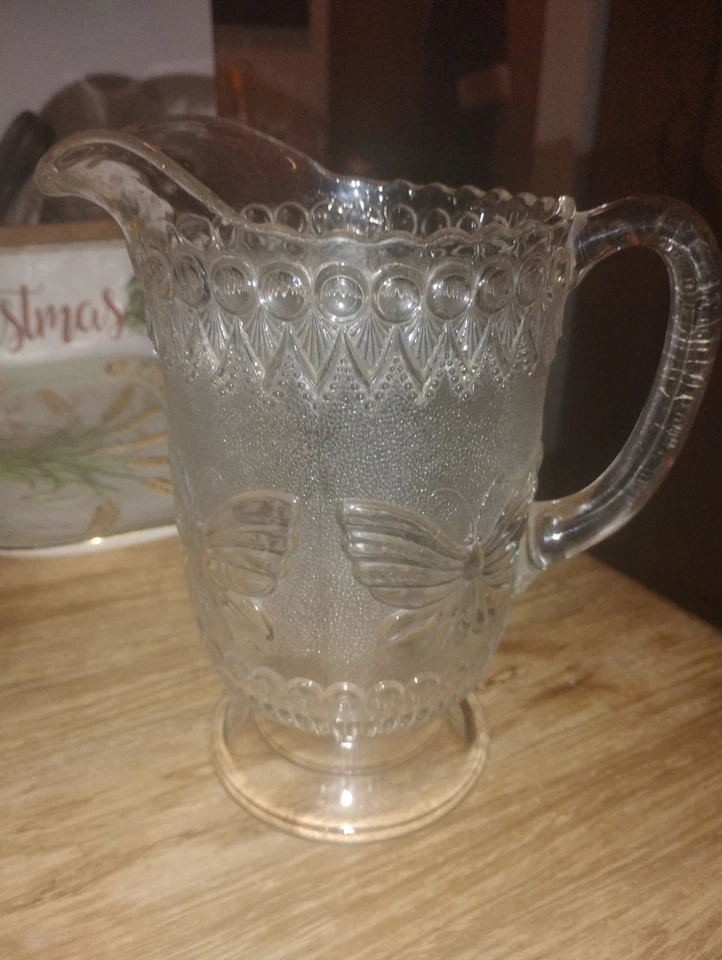 Jarra mariposa de patrón americano temprano Foto 1 de 4