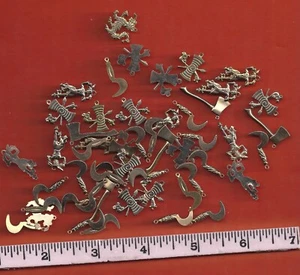 60er Jahre Metall Cracker Jack / Giumball Charms ? ... Mix Konvolut 50 goldfarbene Charms - Bild 1 von 2