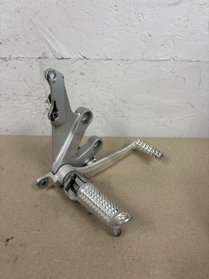 Juego trasero derecho Suzuki GSXR 1000 2001-2002 OEM REPOSAPIÉS CONDUCTOR #0106 Foto 1 de 4