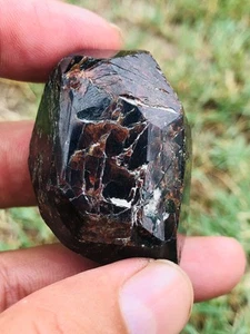 Esemplare cristallo granato almandino rosso pietra naturale 99 g con inclusioni arcobaleno - Foto 1 di 13