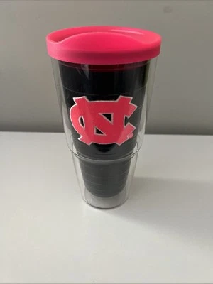 Vaso Tervis 24oz negro con tapa rosa y logotipo rosa Carolina Tarheel Foto 1 de 4